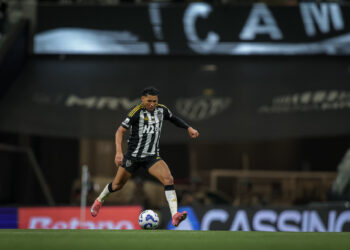 Rony chegou para apresentação de gala no RJ e agitou torcida do Fluminense