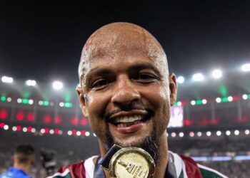 Felipe Melo não alivia e provoca torcedores do Flamengo
