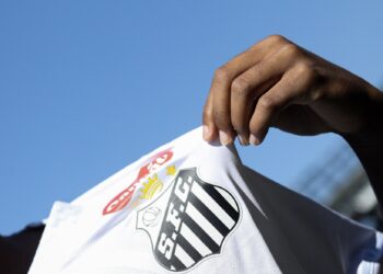 Vasco e Santos tentam dar chapéu no Fluminense por zagueiro