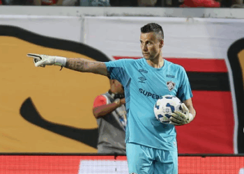 Fábio não se segura e manda recado para torcida rival do Fluminense