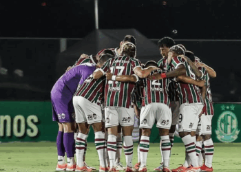 Famoso nome do Fluminense “rema contra a maré” e sai em defesa da arbitragem